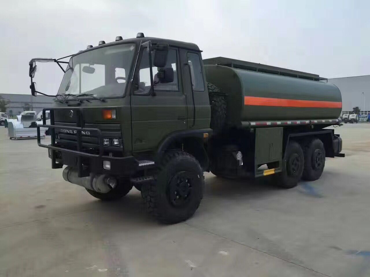 軍用油罐車圖片