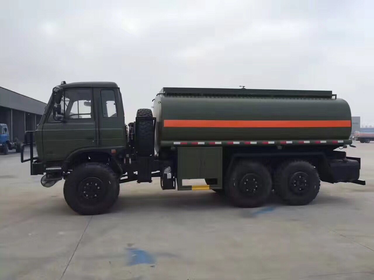 軍用油罐車圖片