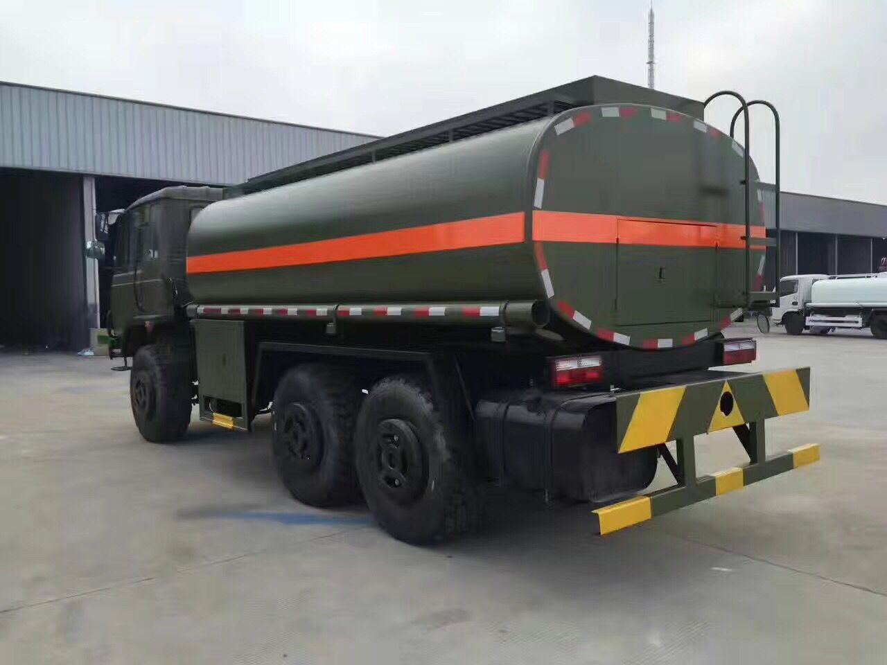軍用油罐車圖片