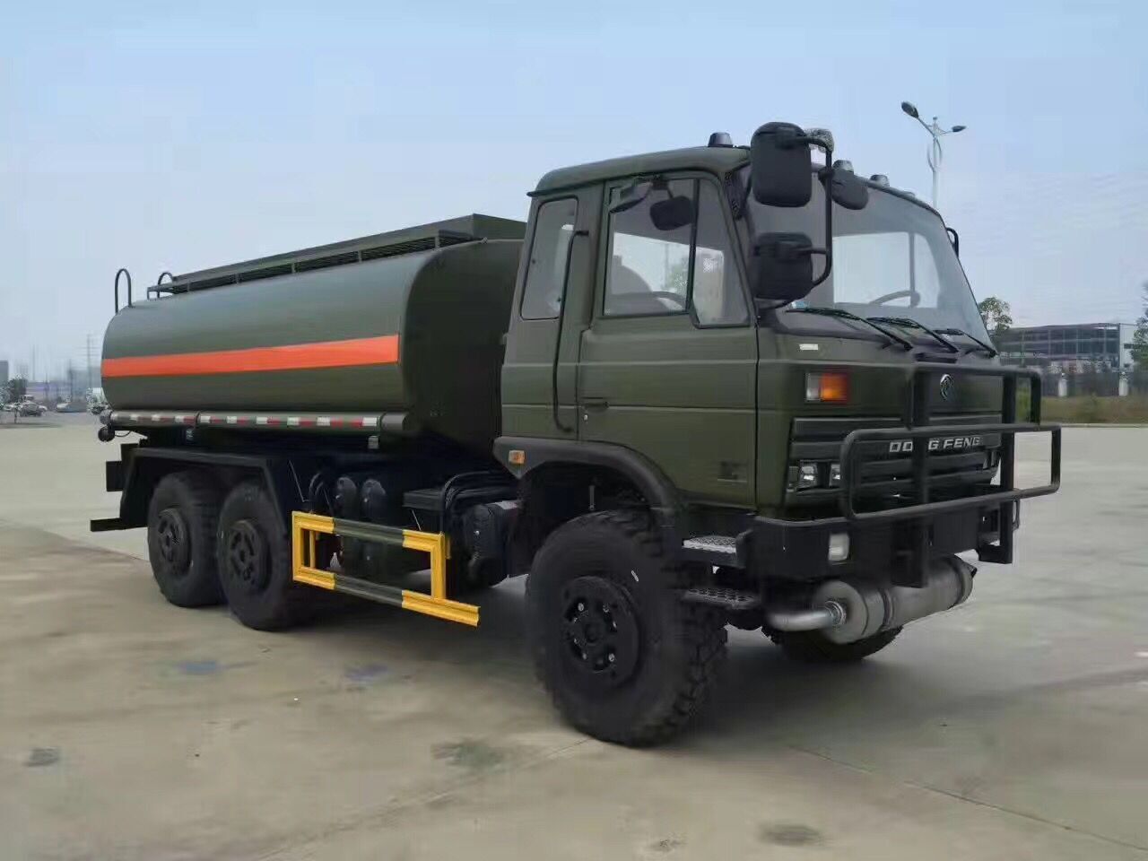 軍用油罐車圖片
