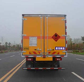 福田奧鈴6.2米易燃液體廂式運(yùn)輸車