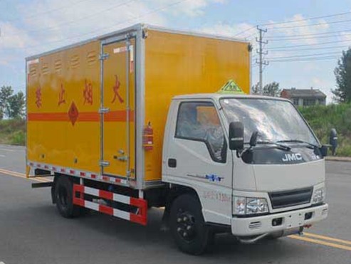 江鈴順達(dá)4.2米易燃液體廂式運(yùn)輸車