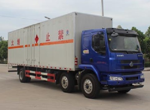 東風柳汽乘龍小三軸9.5米易燃液體廂式運輸車