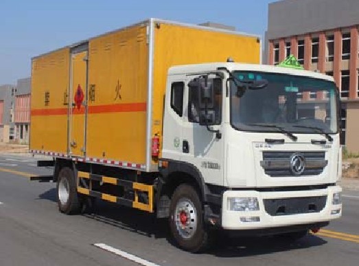 東風D9多利卡6.2米易燃液體廂式運輸車