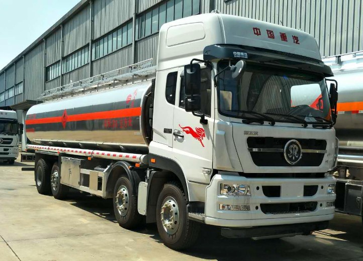 重汽斯太爾前四后六鋁合金運(yùn)油車(chē)