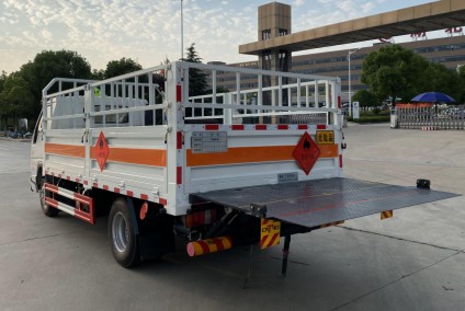 國六江鈴寬體藍牌4.08米氣瓶運輸車