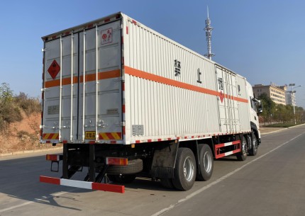 國六東風(fēng)天龍9.4米易燃液體危險品廂式運輸車_湖北楚勝汽車