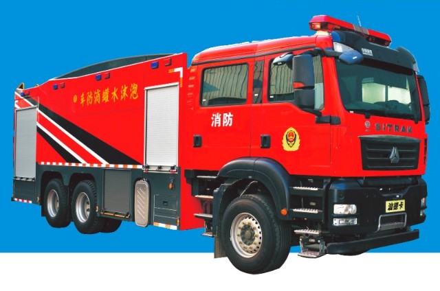 重汽汕德卡后八輪雙排泡沫消防車