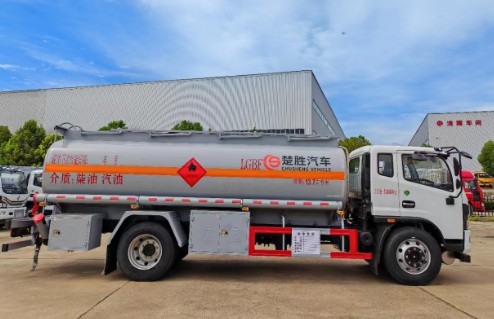 東風(fēng)多利卡D8油罐車多方位圖片