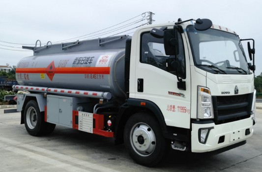 國六重汽豪沃8噸油罐車