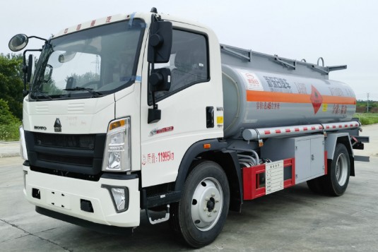 國六重汽豪沃8噸油罐車