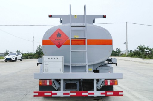 國六重汽豪沃8噸油罐車